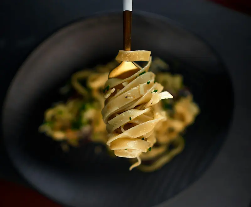 Tagliatelle enrollados en el tenedor