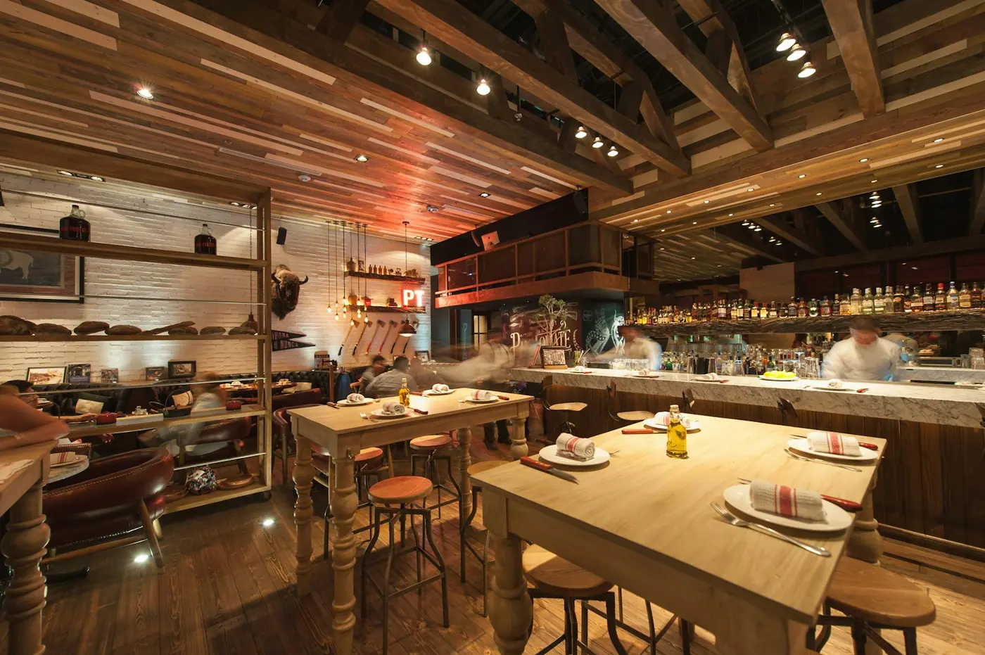 El comedor de madera con la barra al fondo