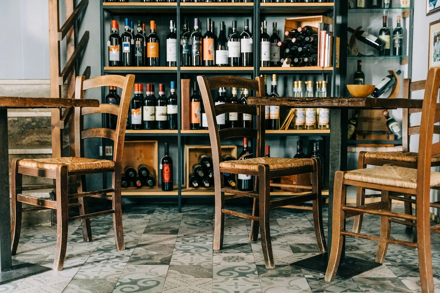 Estantería de vinos y sillas de madera
